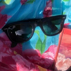 Ray-Ban Wayfarer Polarized Women’s Sunglasses 🌞